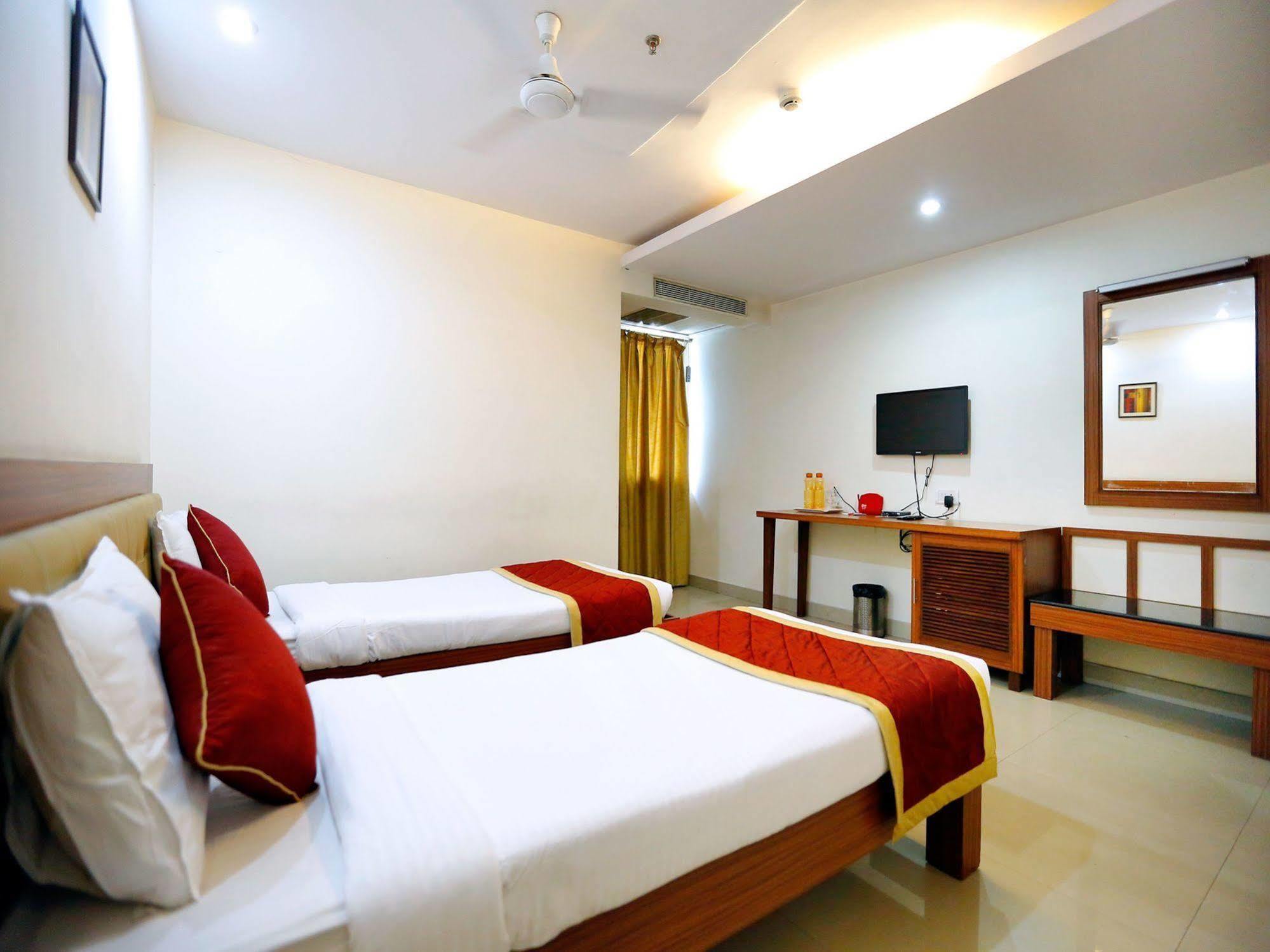Treebo Trend Grand Plaza Nampally Hyderabad Exterior foto